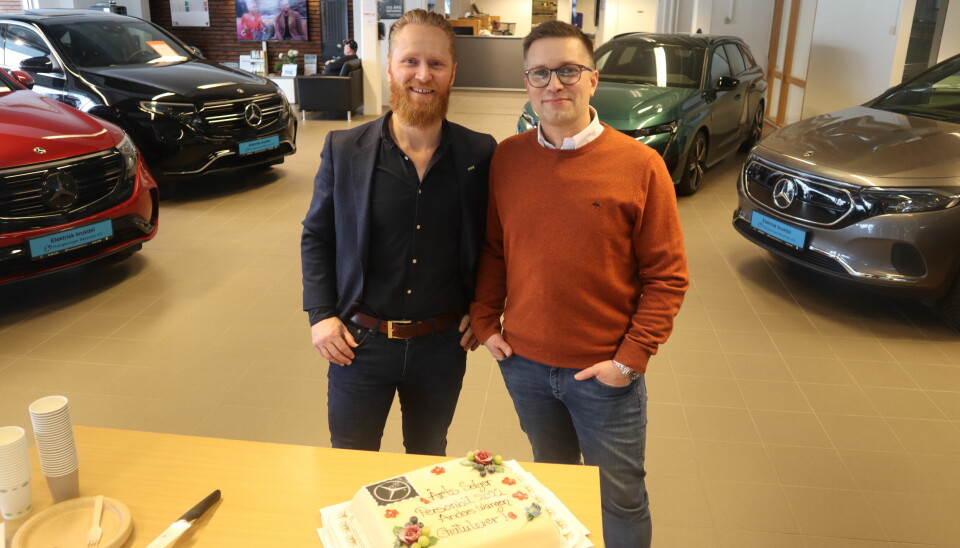 Daglig leder Lars Erik Fremming spanderte kake da salgssjef Anders Wangen kom tilbake til Kongsvinger Bilsenter med prisen som årets bilselger av Mercedes Benz i personbilklassen.
