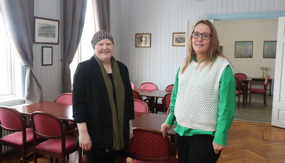 Lillian Syversen, kirkeverge og Heidi Pettersen, diakon i Den Norske Kirke Kongsvinger åpner opp Herdahlssalen som ny møteplass for barn og mødre.