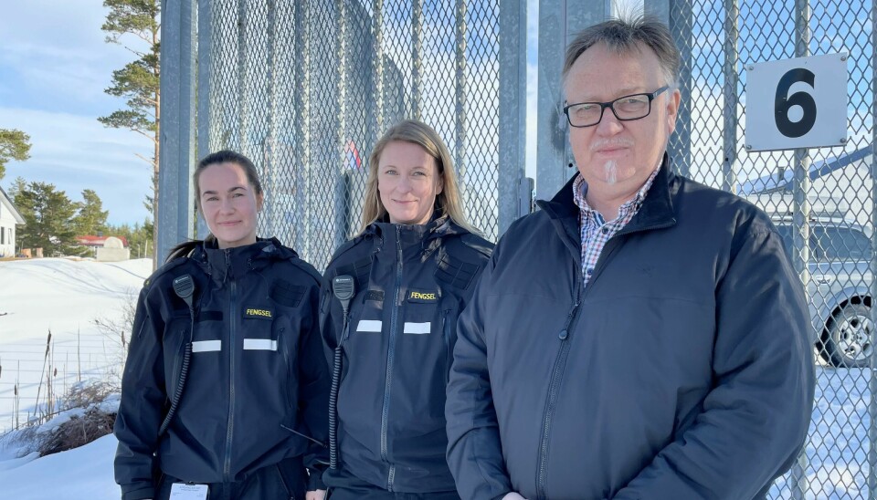 Fengselsbetjentene Julie Sigvartsen (t.v.) og Linda Kyrksjö, og avdelingsleder Trond Nerhagen startet i sine dager som sommervikar, og oppfordrer folk til å søke.