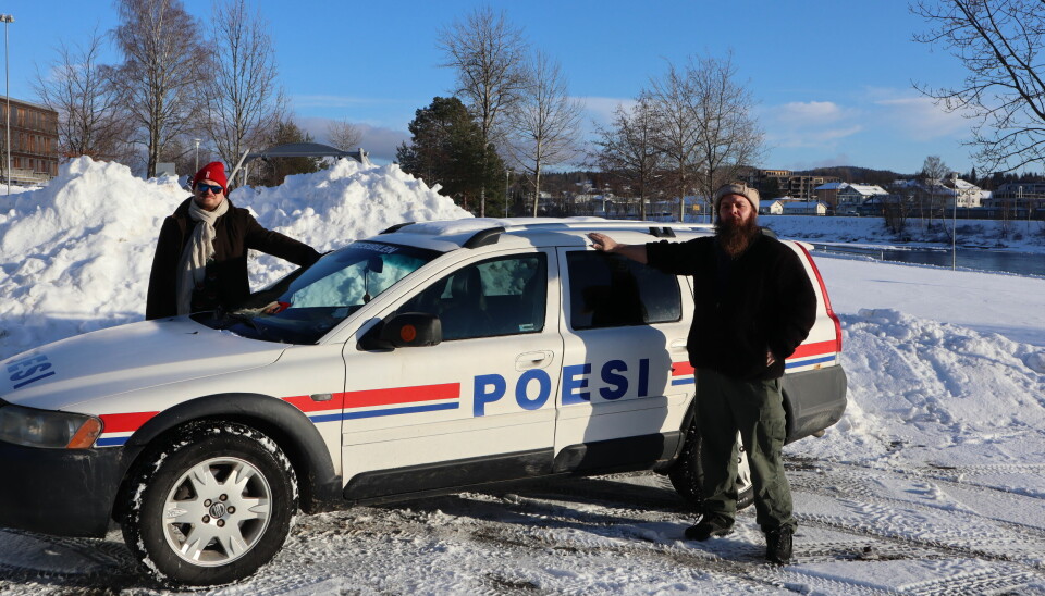 Endre Ruset og Ted M. Granlund foran sin tjenestebil som de kjører i for å opplyse folk om poesien