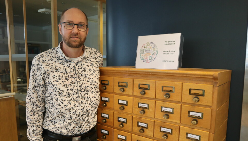 Per Ness Grøtterud, biblioteksjef i Kongsvinger, åpner frøbiblioteket for sesongen i morgen torsdag.