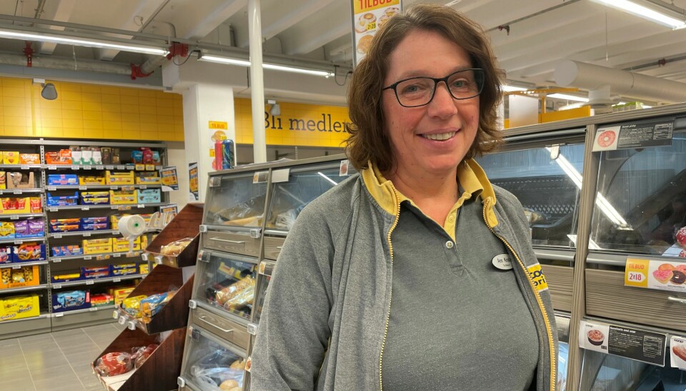 Butikksjef Ann Kristin Vangen smiler for økt omsetning.