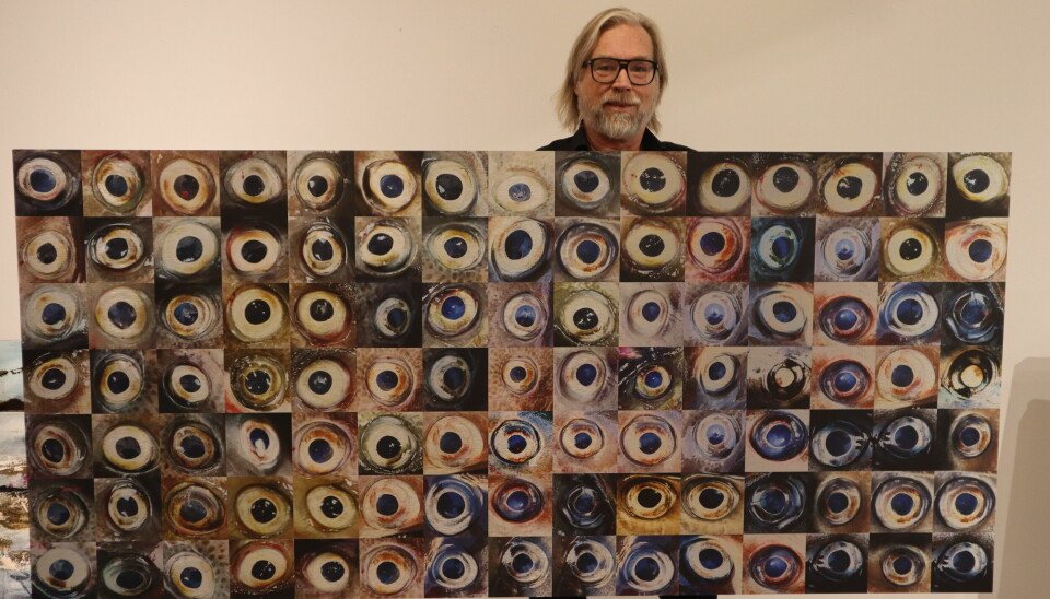 Kunstner Tor Halvorsen viser frem bildet sitt 'Sjelens speil' som er satt sammen av 105 bilder av torskeøyne.