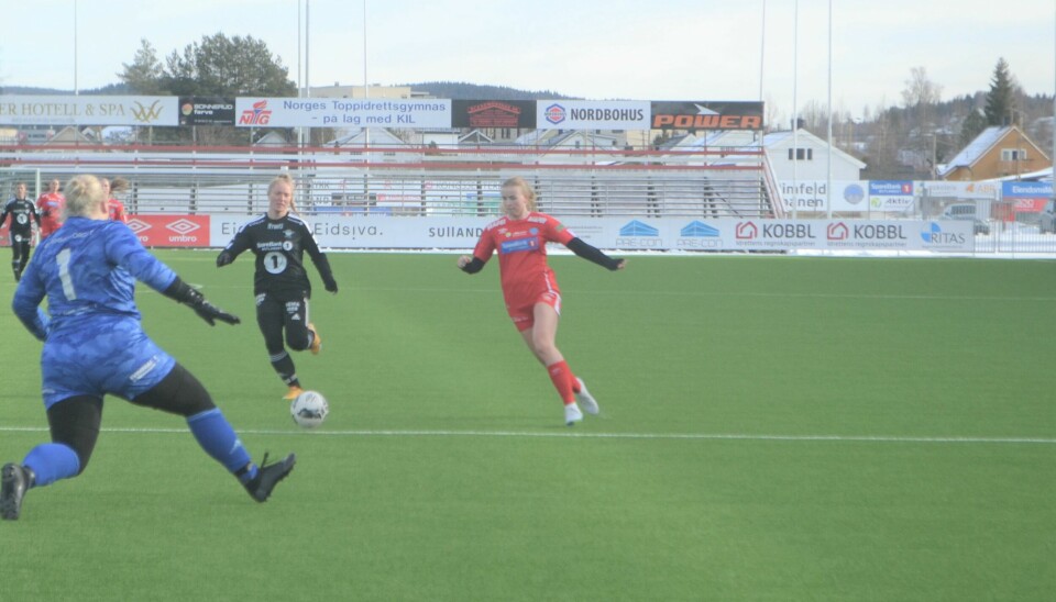 Amalie Aasvestad er en av nykommerne hos KIL Fotball Kvinner. I sin første kamp på hjemmebane for A-laget fikk hun også nettkjenning.