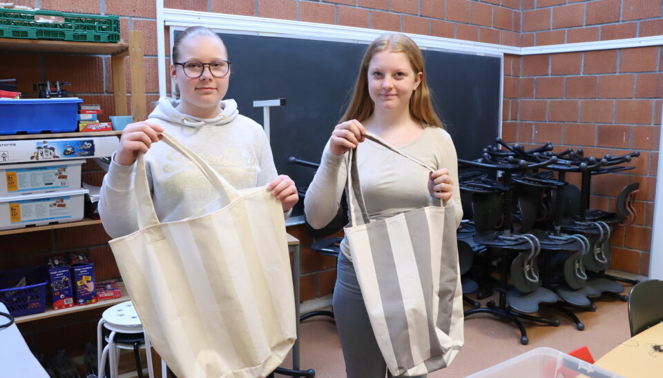 Kristine Bekkåsen Westby (t.v.) og Linnea Flaten begynte med sying rett etter de begynte på ungdomsskolen. Nå tar de gjerne oppdrag for den som spør.
