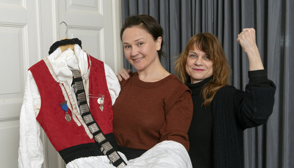 Anja Cecilie Solvik (t.v.) fra Bunadsgeriljaen overleverer selveste geriljalederbunaden til Anno Kvinnemuseet ved fagansvarlig Hilde Herming.