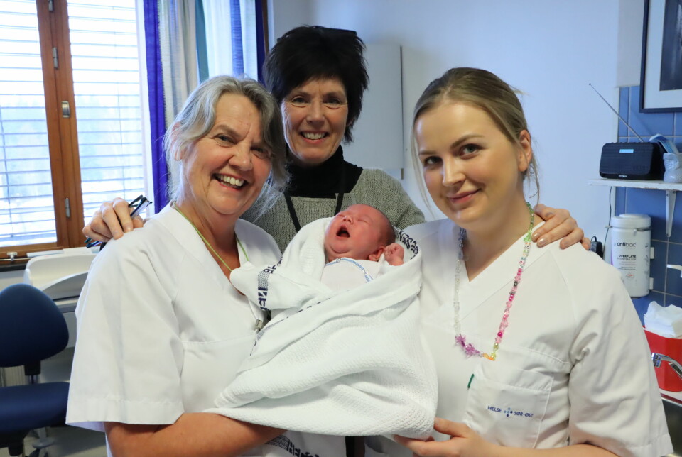 Barnepleier Elisabet Johannesen (t.v.), avdelingsleder Ingunn Haugsbø Gulli og jordmor Thea Melby Lind tar imot om lag 500 babyer i året. Nå har føde- og barselavdelingen på Kongsvinger vunnet pris.
