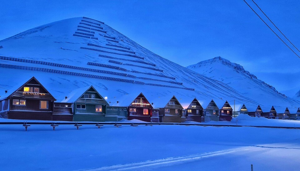 Spisshusene i Longyearbyen er et kjent landemerke. Her i det spesielle blå timen lyset.