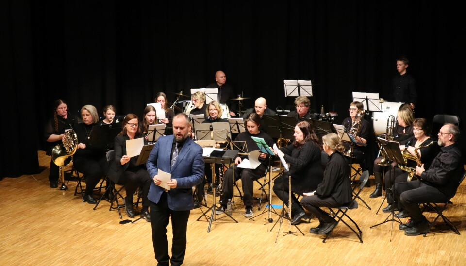 Brandval skolemusikk ledet av dirigent Kristan Steenberg underholdt i kultursalen på KUSK