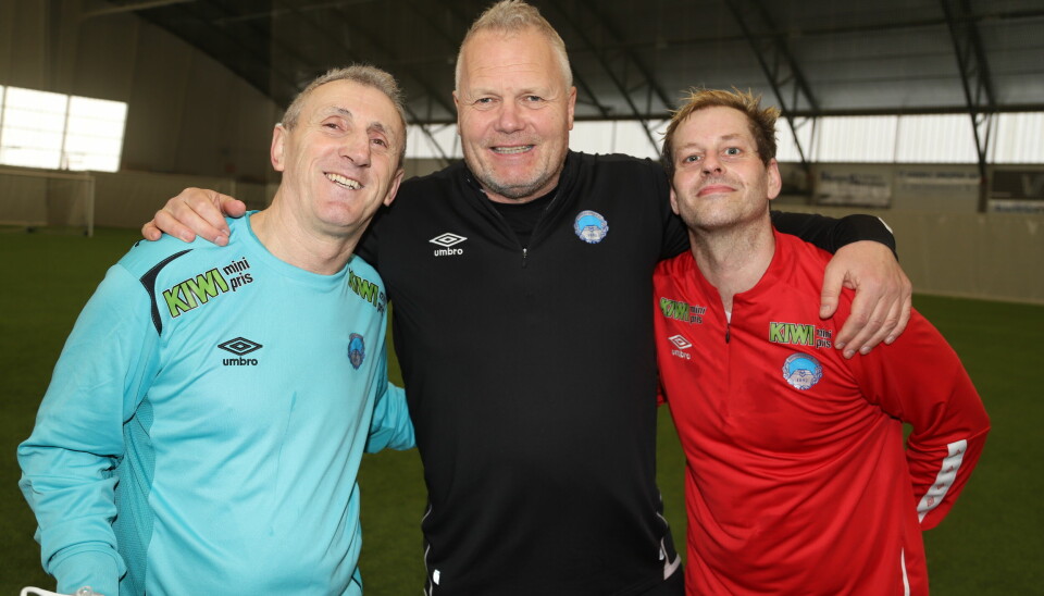 Keeper Sabit Thaqi (t.v.) og Simen Skarderud fikk ros av trener Rolf Erik Johnsen (midten) selv om det ble tap i serieåpningen for gatelaget.