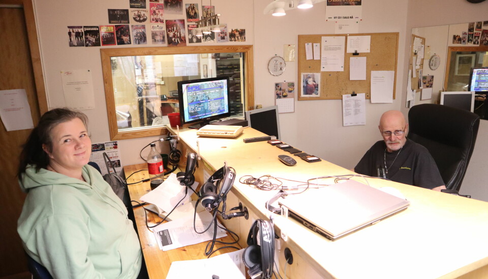 Linda Marie Bunes og Gjermund Kaknes er klare for lørdagssending i Radio Sentrum.