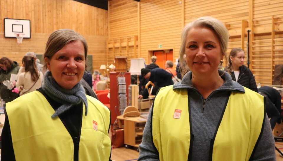 Christina Bukaasen (t.v.) og Anne Berit Berg var meget fornøyd med dagens oppmøte til loppemarkedet.