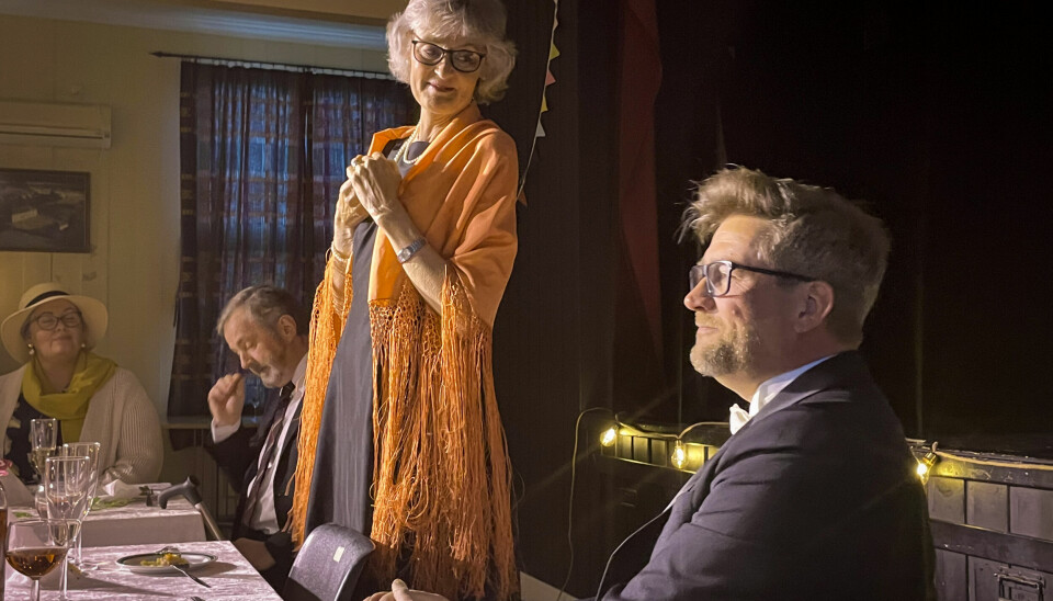 Espen Furuseth i rollen som Helge og Hilde Offord i rollen som Else bekler rollene som familiens overhoder i stykket Festen som Teater Teft viste en pilot av på Hokkåsen søndag.