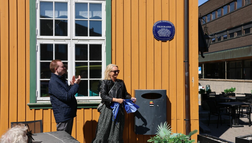 Oskar Aanmoen i Kongsvinger-Vinger historielag og Kjersti Wangen i KB-gruppen stod for avdukingen av det blå skiltet på Telegrafen.