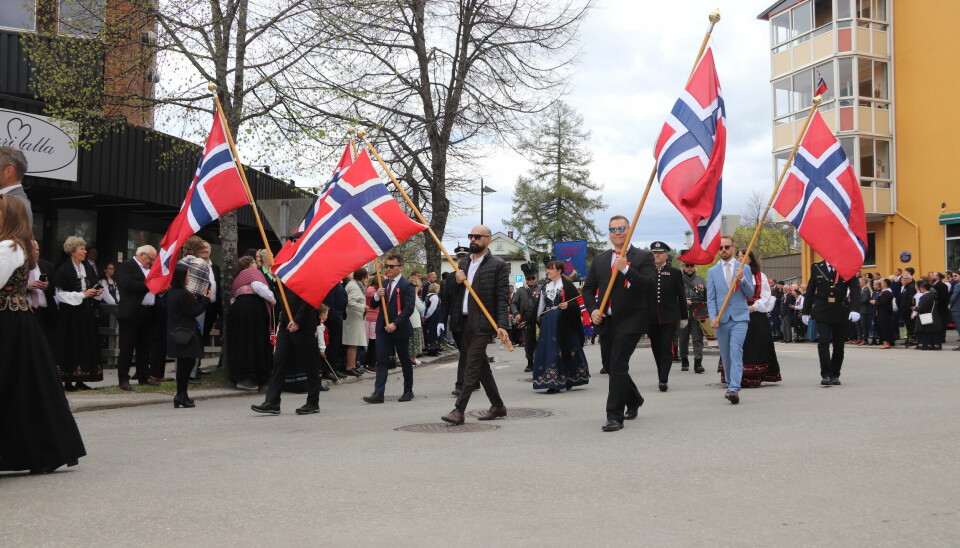 Flaggene svaier i vinden, og Norge fyller år.