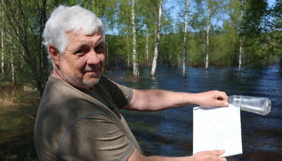 Jan Rune Hansen på Brandval var nede for å se på flommen da barnebarnet Anna på tre år oppdaget flaskeposten i vannkanten.