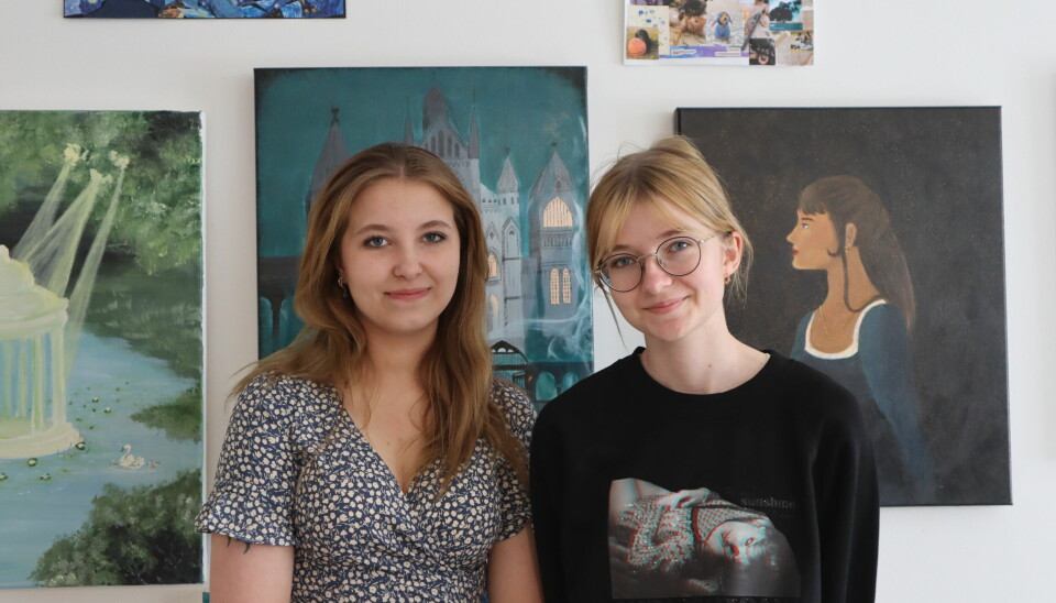 Thea Marie Vestby Skogstad (t.v.) og Ingrid Vestli Aanerud håper mange tar turen innom årets kunstutstilling.