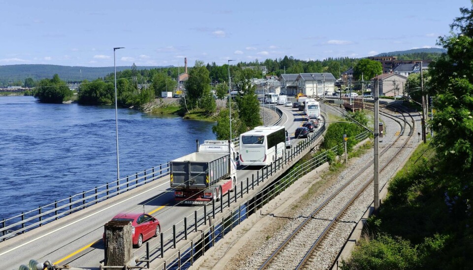 Køene strekker seg tilbake til Gjemselund bru etter at en lastebil har fått stans på riksvei 2 mellom Sundehjørnet og Cirke K Arkoveien.