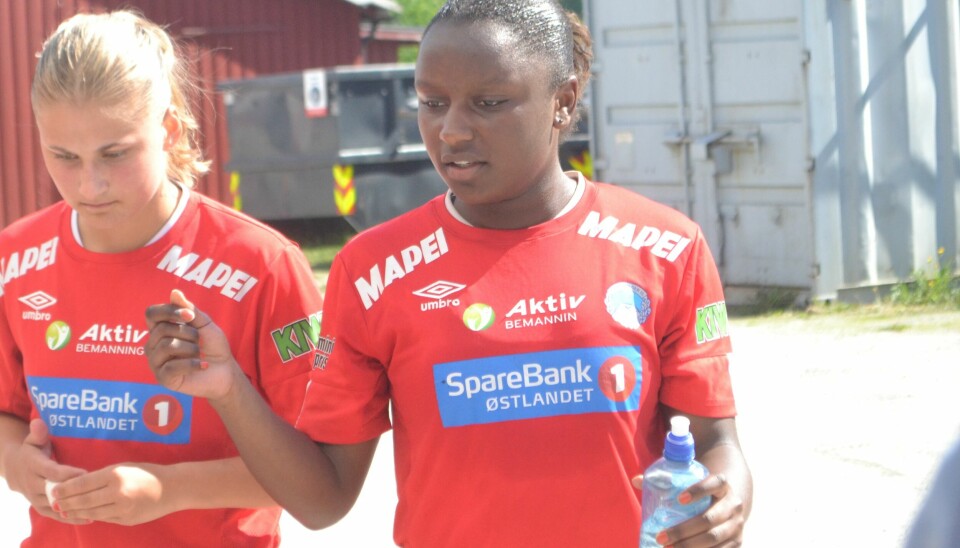Marie-Claire Hirwa Sebazungu scoret to mål på det hun mener selv var en middels dag. Her på veg inn til 2. omgang sammen med Kaja Brendengen Rosenlund.