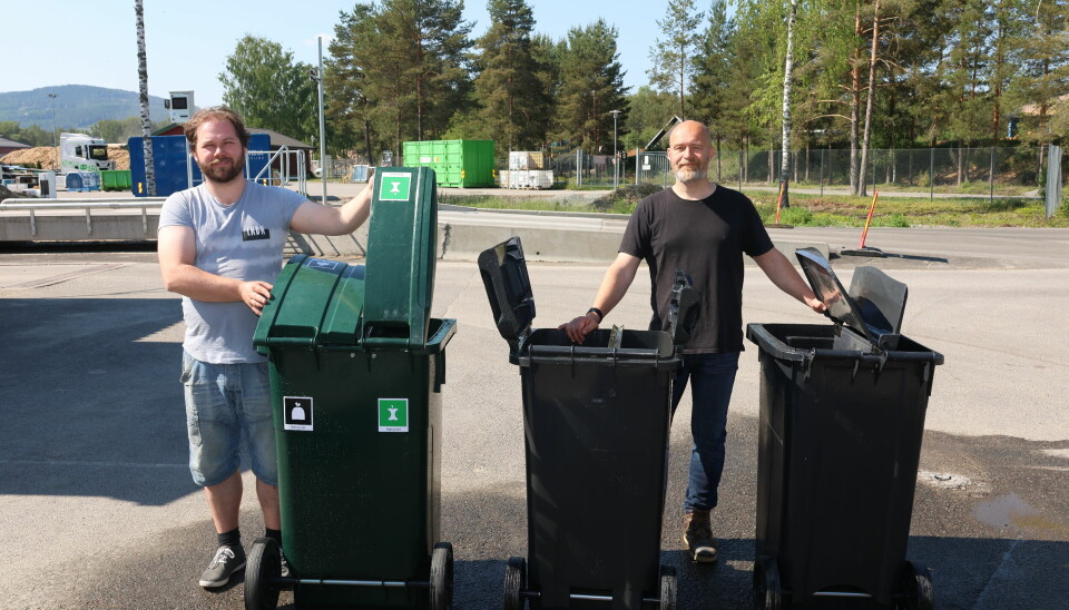 Petter Olsson (t.v.) og Tommy Martinsen hos GIR viser fram eksempler på hvordan den nye avfallsbeholderen kan bli med to separate kamre med et rom for restavfall og et for matavfall.