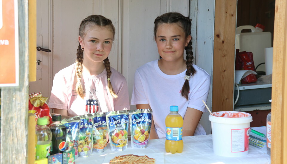 Tina Nordby-Longva (t.v.) og Selma Johnsrud har åpnet sommerkiosk på Austmarka bygdetun.