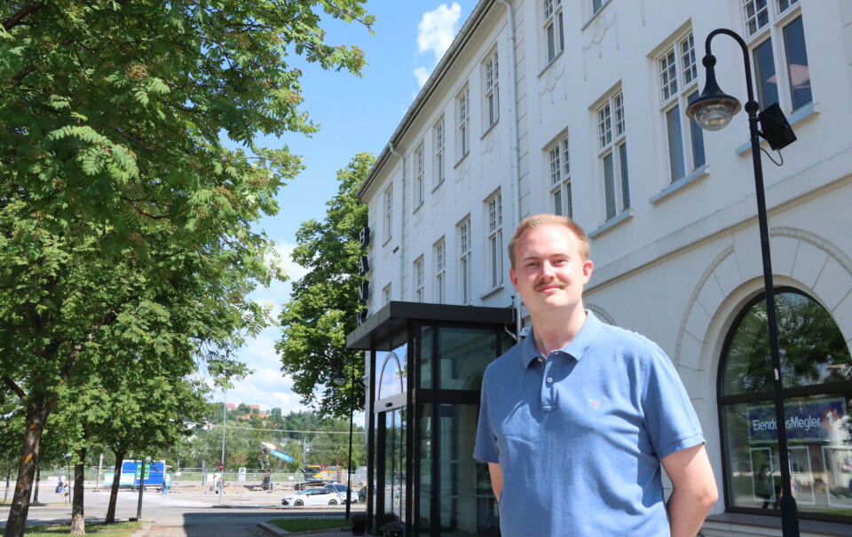 Oskar Aanmoen gleder seg til nye blå skilt. Bankbygget står på lista i neste runde til høsten.