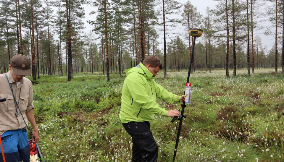Martin Eilertsen (t.h.) og Sondre Englund Brenni var blant de som var med på arbeidet bak den nye rapporten. De brukte sommeren i fjor på å kartlegge myrer i Kongsvinger kommune.