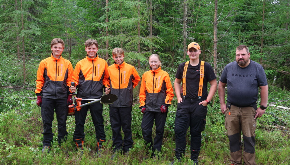 I Kuberget ved Masterudvegen driver Oscar Kvernbakken Sætaberget, (F.V.) Jesper Fagernes, Salomon Braaten, Inger Kirkeberg Østgård, og arbeidsleder John Arne Torp med ungskogpleie. Ole Jørgen Gjems i Kongsvinger kommune er fornøyd med prosjektet og resultatet i skogen.