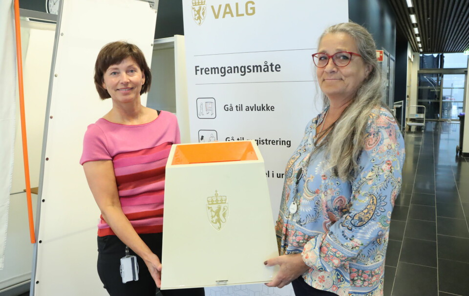 Karin Teigum (t.v.) og Hilde Tidemann Sundbye ønsker alle velkommen til Kongsvinger bibliotek for forhåndsstemming.