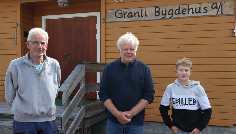 F.v. Gunnar Kristiansen, Steinar Narvesen og sønnen Ole Edvard Narvesen er alle klare for marked.