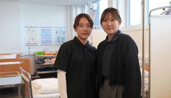 4. årsstudent Ayano Yamane (t.v.) og 2. årsstudent Koharu Shiraishi.