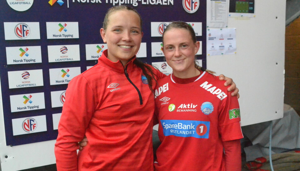 Ingrid Hellerud Ihlebekk (t.v.) og kaptein Emma Lien Håpnes scoret tre av KILs sju mål i kampen mot Bjørnevatn.