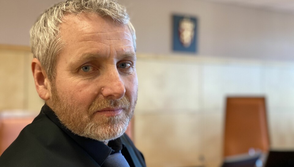 Politiadvokat Richard Røed i Innlandet politidistrikt påsto fengsel i 30 dager for den tidligere forretningsmannen. Retten mener 30 timer samfunnsstraff er tilstrekkelig.