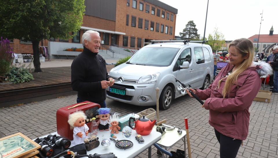 Karin Hamre besøkte kremmertorget lørdag og kjøpte fiskestang og garantert fiskelykke for 50 kroner av Knut Skarnes.