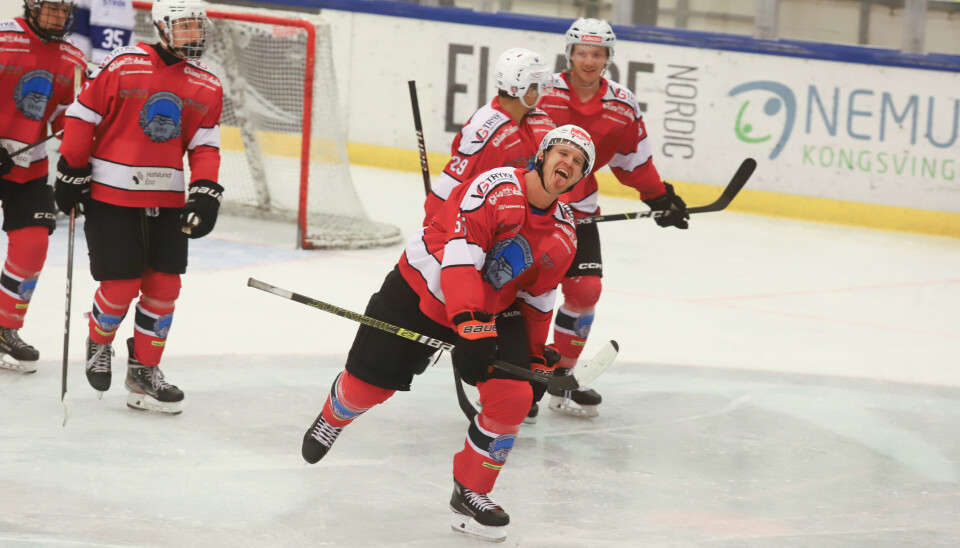 Niklas Egnersson rekte tunge til Furuset 2 i sitt comeback på hockeybanen.