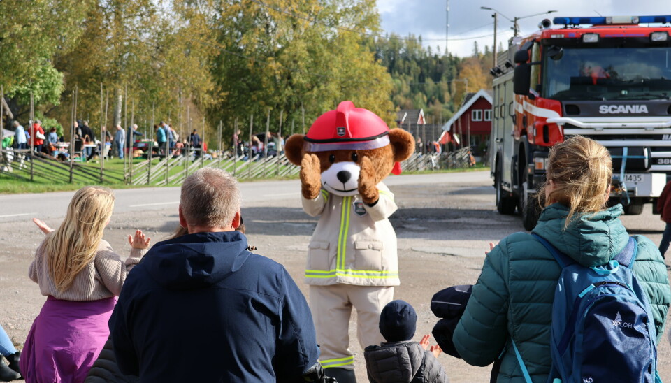 Besøk av Bjørnis var nok et av høydepunktene for mange som besøkte Austmarka brannstasjon lørdag.