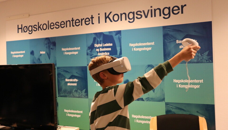 Martin André Hvarstad Nabben var én av de som prøvde seg på VR-brillene på Researchers' Night.