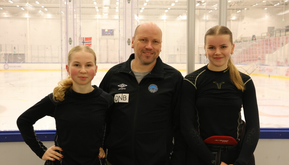 Kajsa Høgås Lie (f.v.), Terje Risberg og Alma Risberg håper at flere jenter vil begynne med hockey.
