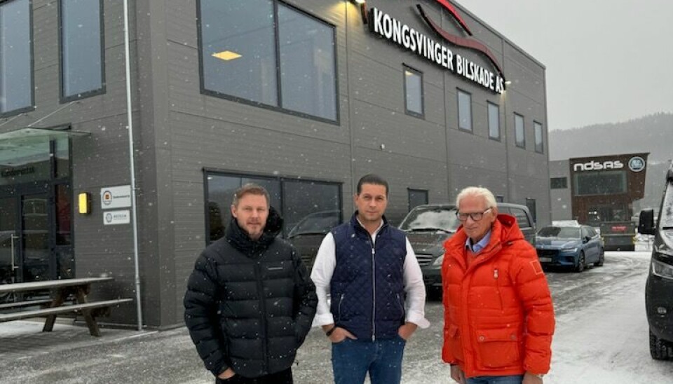 Sverre Schjervheim (t.v.) Mirzet Mahmuljin og Oddbjørn Roverudseter selger Kongsvinger Bilskade sju år etter at de etablerte bilskadeverkstedet.