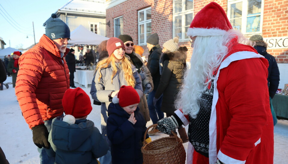 Julenissen fikk stor oppmerksomhet på julemarkedet i Øvrebyen når han kom med godtekurven.