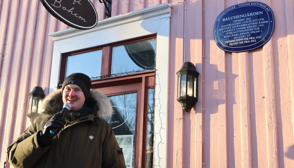 Balchengården er den andre bygningen i Øvrebyen som har fått blått skilt av historielaget. Oskar Aanmoen i Kongsvinger-Vinger Historielag håper det blir flere.