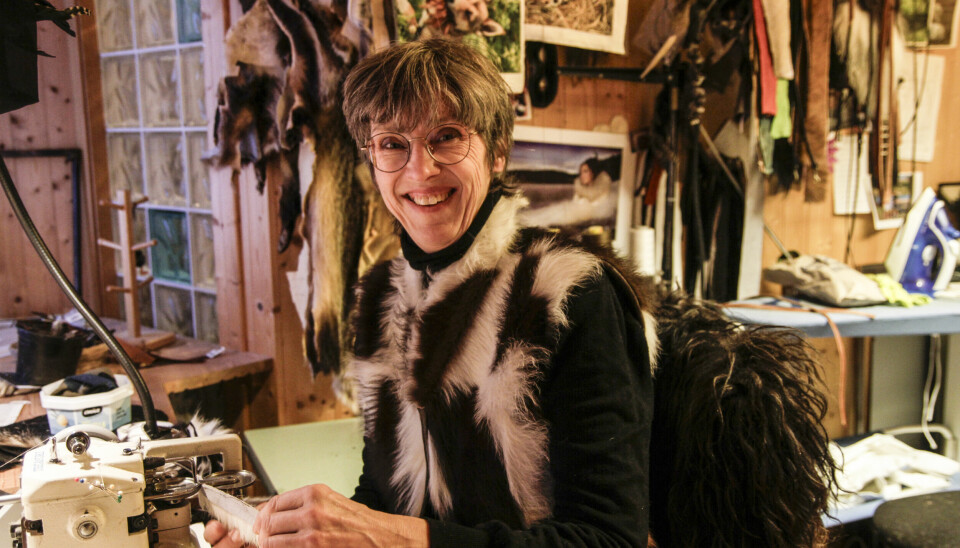 Bine Melby bor på småbruket Edsberg i Kongsvinger. Hun designer og produserer mote basert på skinn og pels fra de bevaringsverdige husdyrrasene.