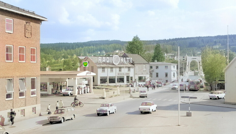 Rådhusplassen bensinstasjon slik den så ut i 1968, året Arve Johnsen begynte å jobbe der. På andre siden av Storgata lå politistasjonen.